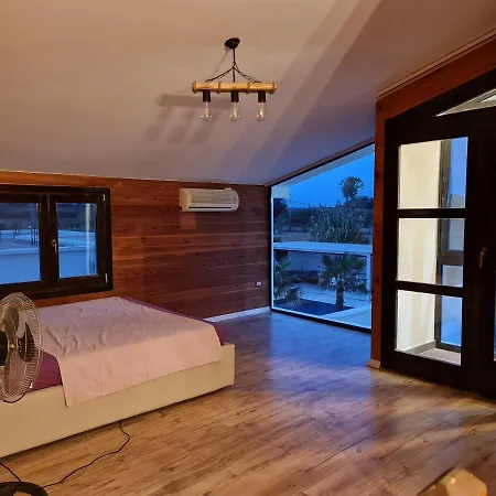 Villa Isea Wood
